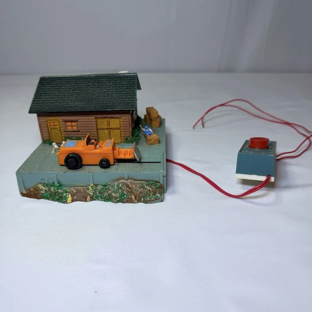 Vintage Tyco HO Model RR WHAREHOUSE with OPERATING FORKLIFT - WORKS